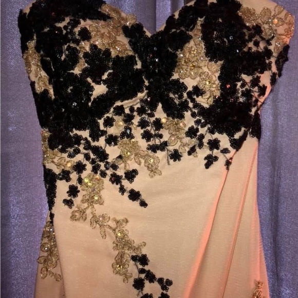 Elegant Black and Cream Lace Dress - Picture 2 of 7